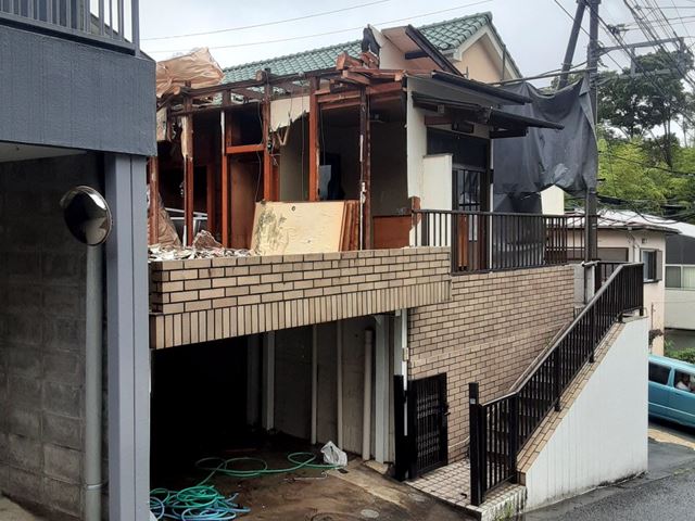 東京都町田市本町田の木造2階建て家屋解体工事中の様子です。